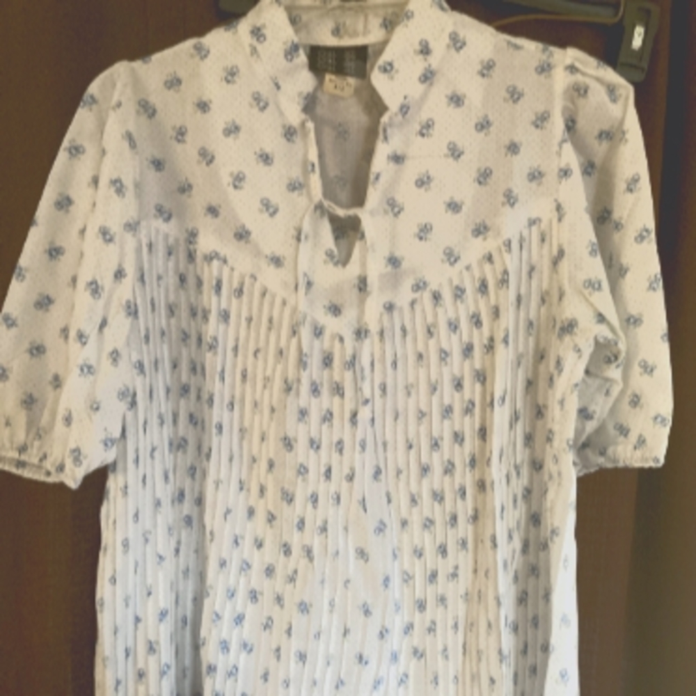 Oui Oui Oui III Vintage women's short sleeved shirt-Size 12 White w/blue flowers